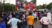 <font style='color:#000000'>RMG workers block Dhaka-Mymensingh highway</font>